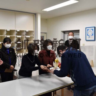 ２更生保護女性会が慈徳会にＸマスケーキや衣類贈る(2021-12-27)