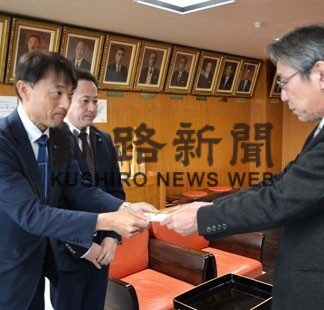 萬木建設が市に児童図書寄贈(2021-12-22)