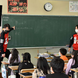 クレインズ選手が大楽毛小で道徳の出前授業(2021-12-14)