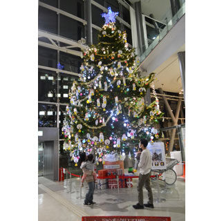 きらめく８㍍のツリー、こども遊学館でＸマス演出(2021-12-11)
