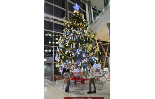 きらめく8㍍のツリー、こども遊学館でXマス演出(2021-12-11)