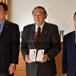 根室管内建設業協会は中標津地方交通安全協会連合会に１０万円寄付(2021-12-25)