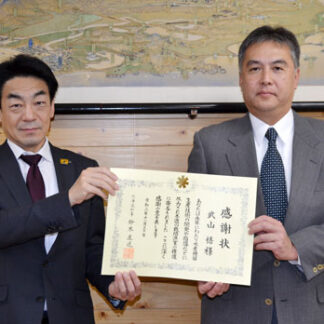 カキ種苗センターの武山所長に知事感謝状(2021-12-15)