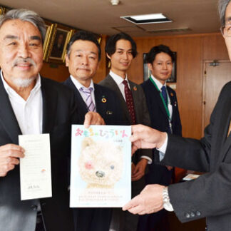 ＪＴ、市に絵本１３０冊寄贈　木島さんの「おもちゃびょういん」(2021-12-07)