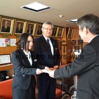 田中組道東支店が交通災害遺児福祉増進に市に１０万円寄付(2021-12-22)