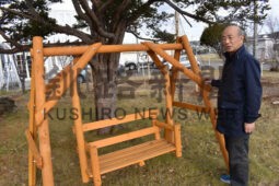 子供たちに「木の温もりを感じてほしい」と木製ブランコを製造する三好さん