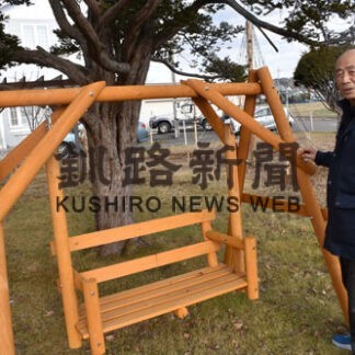 子供たちに「木の温もりを感じてほしい」と木製ブランコを製造する三好さん