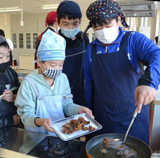 エゾシカザンギの味は？　湖畔小児童、生態学び調理学ぶ(2021-12-11)