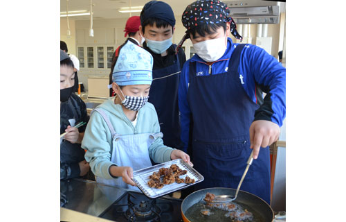 エゾシカザンギの味は? 湖畔小児童、生態学び調理学ぶ(2021-12-11)