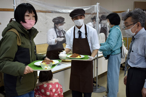鶴野支援学校高等部の生徒が配膳(つるクール食堂)