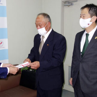 根室技能士会が歳末たすけあいへ寄付(2021-12-14)