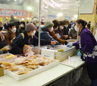 師走の買い出し活気　地元特産品割安に、くしろ物産まつり(2021-12-11)