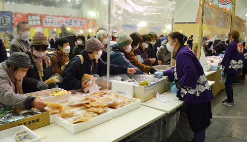 師走の買い出し活気 地元特産品割安に、くしろ物産まつり(2021-12-11)