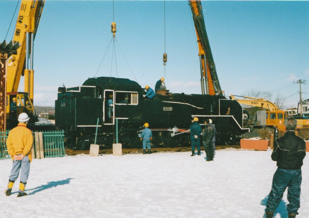 桜児童公園から苗穂工場へトラックで運ばれる171