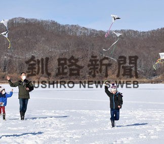 結氷の塘路湖、連凧揚がれ　講座参加者ら楽しむ(2022-01-18)