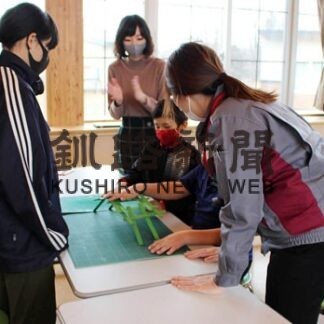 レオナルドの橋に塘路小児童が挑戦　釧路製作所が出前授業(2022-01-15)