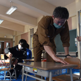 小学生の机ピカピカに　別海町商工会青年部(2022-01-20)