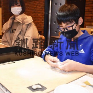 まが玉づくりに挑戦　博物館で体験講座(2022-01-10)