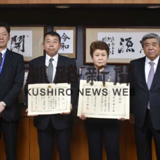 人権擁護活動に尽力　佐賀さん、見鳥さんに感謝状(2022-01-19)