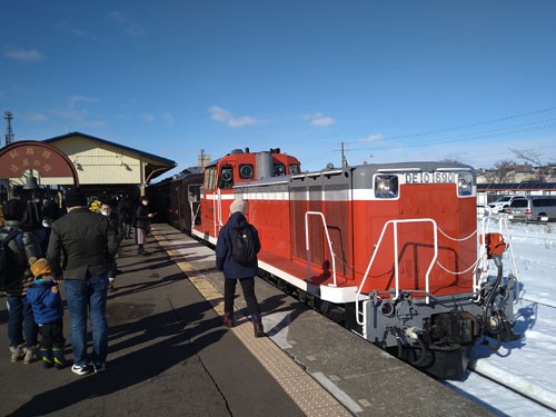 出発を待つDLけん引の湿原号(2022年1月22日 釧路駅)