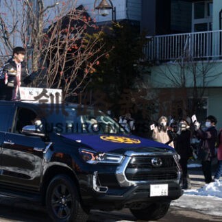 松下選手「おめでとう」　全国小学バドミントンＶでパレード(2022-01-21)