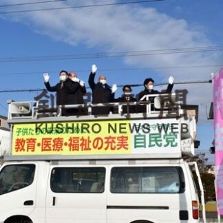 各党が街頭演説　成人式会場前でエール　(2022-01-10)