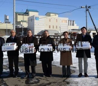 牛乳消費拡大へ地元団体、町へ５０万円相当製品贈呈(2022-01-23)