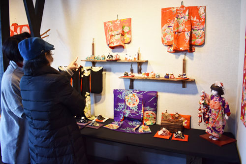 和装人形 魅力感じて 新春恒例の作品展 カフェf5・6(2022-01-10)