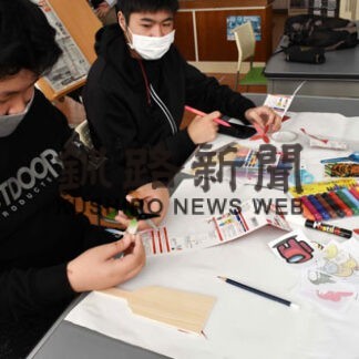 羽根作りや餅まき楽しむ　釧路鳥取てらこや活動開始(2022-01-10)