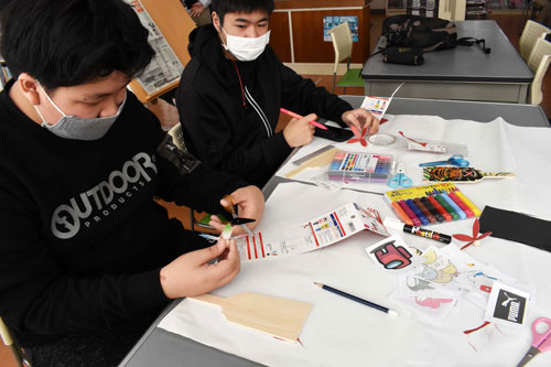 羽根作りや餅まき楽しむ 釧路鳥取てらこや活動開始(2022-01-10)