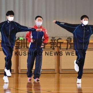 標津中陸上部員ら筋トレのこつ学ぶ(2022-01-25)