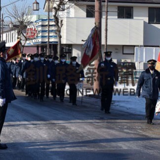 分列行進勇ましく　白糠で出初め式(2022-01-08)