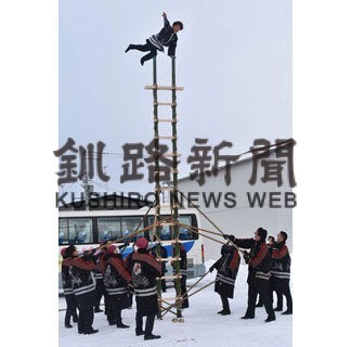 はしご乗り妙技披露　標茶で出初め式(2022-01-08)