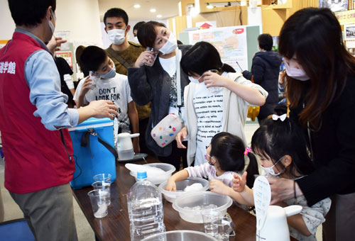 地球科学に興味津々 遊学館、子供ら実験や工作楽しむ(2022-01-10)