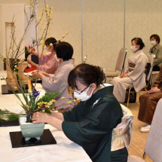 初生けで新年祝う　池坊根室支部(2022-01-20)