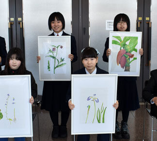 全国植物画６人入賞　釧路題材に力強く　アトリエ・アリス生徒(2022-01-20)