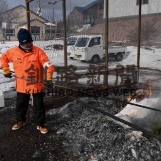 「どんど焼き」無病息災など祈願(2022-01-14)