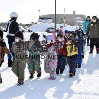 標津の認定こども園あおぞらで交通安全教室(2022-01-29)