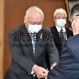 祈りの火維持管理　隊友会根室支部が寄付(2022-01-12)