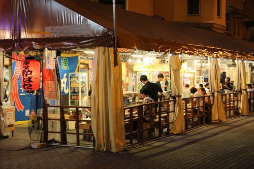 新鮮な海の幸を味わえると人気の「岸壁炉ばた」は、テントもリニューアルを行った