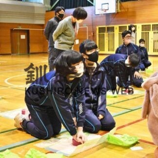 ＡＥＤの使い方学ぶ　２年ぶり「いのちの教室」　標津中生(2022-01-06)