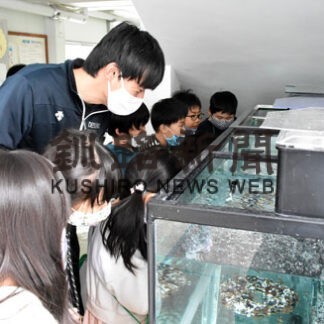 標津小学校でサケ学習(2022-02-01)