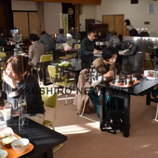 おてら食堂が２年ぶり会食　雑煮やサラダ堪能　大成寺(2022-01-11)