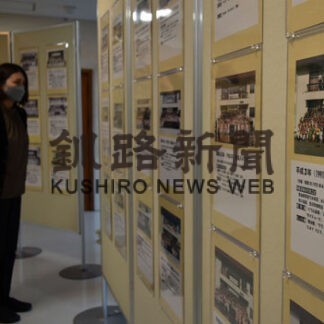 成人式集合写真６０数年分　１６日まで展示(2022-01-08)