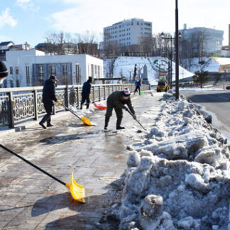 幣舞橋歩きやすく　除雪ボランティアが作業(2022-01-20)