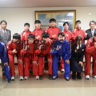 全中出場 優勝狙う　アイスホッケー・スケート大会　選手団が市役所表敬(2022-01-19)