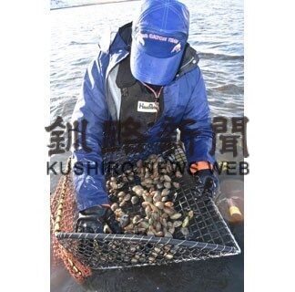 アサリ手掘り、フノリ漁解禁　厳冬期の風物詩、漁場活気(2022-01-26)