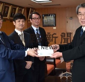 牛乳贈答券50万円分、市に寄贈　福田さんと枝さん(2022-01-08)