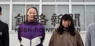 白糠高校美術部が久遠塾の窓看板製作_1(2022-02-13)