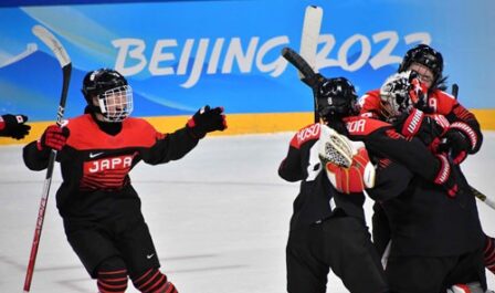 延長、ＰＳ戦を制し、予選Ｂ組１位通過を決めた日本。ＧＫ藤本那(右端)をたたえる選手たち